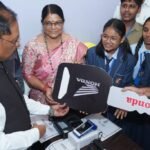 *प्रोजेक्ट सिग्नल के विजेता विद्यार्थियों को मुख्यमंत्री ने सौंपी एक्टिवा की चाबी*  *यातायात जागरूकता मॉडल में स्वामी आत्मानंद अडवानी आर्लिकॉन स्कूल बिरगांव अव्वल*रायपुर, 25 अप्रैल 2026। मुख्यमंत्री श्री विष्णुदेव साय के मार्गदर्शन एवं कलेक्टर डॉ. गौरव सिंह के निर्देशानुसार जिला प्रशासन द्वारा ‘प्रोजेक्ट सिग्नल – सुरक्षित यातायात, सुरक्षित भविष्य’ का संचालन किया जा रहा है। इस प्रोजेक्ट के अंतर्गत 30 स्कूली बच्चों की टीम द्वारा शहर के प्रमुख चौक-चौराहों पर समय-समय पर यातायात जागरूकता अभियान चलाया जाता है।इस अभियान का उद्देश्य आम नागरिकों एवं युवाओं को यातायात नियमों और हेलमेट के उपयोग के प्रति जागरूक करना है। जिला शिक्षा विभाग, यातायात पुलिस एवं होंडा कंपनी के संयुक्त तत्वावधान में यह तय किया गया था कि जिले के सभी स्कूलों के बच्चे यातायात जागरूकता पर आधारित मॉडल तैयार करेंगे और विजेता मॉडल बनाने वाले विद्यालय को होंडा एक्टिवा उपहार स्वरूप दी जाएगी।इसके साथ ही सभी विद्यालयों में “रोड सेफ्टी क्लब” के गठन पर भी जोर दिया गया, ताकि छात्र-छात्राओं के माध्यम से समाज में यातायात नियमों के प्रति व्यापक जागरूकता फैलाई जा सके।इसी कड़ी में राष्ट्रीय पंचायती राज दिवस के अवसर पर पंडित दीनदयाल उपाध्याय ऑडिटोरियम में मुख्यमंत्री श्री विष्णुदेव साय ने प्रोजेक्ट सिग्नल का अवलोकन किया। इस दौरान उन्होंने अभियान के विजेता स्वामी आत्मानंद अडवानी आर्लिकॉन शासकीय उच्चतर माध्यमिक विद्यालय, बिरगांव के विद्यार्थियों को एक्टिवा की चाबी सौंपी।मुख्यमंत्री ने बच्चों के प्रयासों की सराहना करते हुए कहा कि यातायात नियमों के प्रति जागरूकता से ही सड़क दुर्घटनाओं में कमी लाई जा सकती है। प्रोजेक्ट सिग्नल के माध्यम से स्कूली बच्चे समाज में सुरक्षित यातायात का संदेश पहुंचा रहे हैं, जो सराहनीय है।