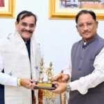 *मुख्यमंत्री से सांसद श्री विष्णु दत्त शर्मा ने की सौजन्य मुलाकातरायपुर, 25 अप्रैल 2026/ मुख्यमंत्री श्री विष्णु देव साय से आज राजधानी रायपुर स्थित मुख्यमंत्री निवास कार्यालय में लोकसभा सांसद श्री विष्णु दत्त शर्मा ने सौजन्य मुलाकात की। मुख्यमंत्री श्री साय ने श्री शर्मा का आत्मीय स्वागत करते हुए उन्हें शॉल एवं बस्तर आर्ट की आकर्षक प्रतिकृति भेंट कर सम्मानित किया। इस दौरान उनके बीच विभिन्न समसामयिक विषयों पर चर्चा हुई।