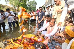 मुख्यमंत्री श्री विष्णुदेव साय ने जलेश्वर महादेव में किया जलाभिषेक