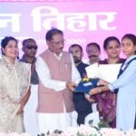 ग्रामीण अंचल की बेटी बनी प्रेरणा: मुख्यमंत्री श्री विष्णुदेव साय ने सराहा उत्कृष्ट प्रदर्शनसुशासन तिहार में मेधावी छात्रा कुसुम लता बिप्रे का सम्मान, टैबलेट देकर बढ़ाया उत्साह