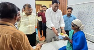 कमिश्नर श्री डोमन सिंह का जिला चिकित्सालय में औचक निरीक्षण
