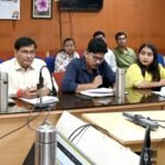 कलेक्टर ने राजस्व अधिकारियों की बैठक लेकर राजस्व प्रकरणों की प्रगति की समीक्षा की
