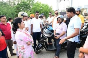 स्कूटी से शहर का निरीक्षण करने निकले उप मुख्यमंत्री श्री अरुण सावअरपा नदी के पुनरुद्धार के लिए 251 करोड़ के प्रोजेक्ट को दी सैद्धांतिक सहमति