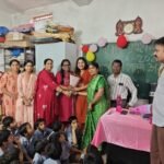 पार्षद ममता सोनू तिवारी ने शाला प्रवेश उत्सव में बच्चों को पार्षद निधि से कुर्सी-टेबल प्रदान किया