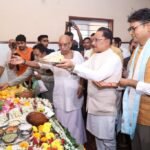 गुरु पूर्णिमा पर मुख्यमंत्री ने अघोर गुरु पीठ बनोरा में किए गुरु दर्शन, बाबा प्रियदर्शी राम से लिया आशीर्वाद