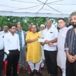 विधायक पुरन्दर मिश्रा ब्लू वाटर हादसे में मृत युवक मोहम्मद आदिल के मौदहापारा स्थित घर पहुंचे