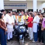 उप मुख्यमंत्री श्री विजय शर्मा से सहायक उपकरण सहित स्कूटी मिलने से महेश को मिला आत्मनिर्भरता का नया सहारा