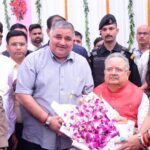 विधानसभा अध्यक्ष डॉ. रमन सिंह को जन्मदिन की बधाई देने पहुंचे पर्यटन मंत्री श्री राजेश अग्रवाल